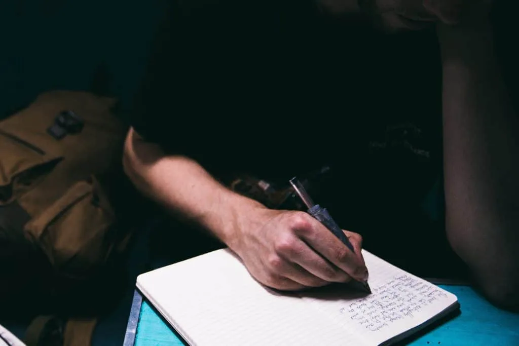 What makes a strong research paper topic?